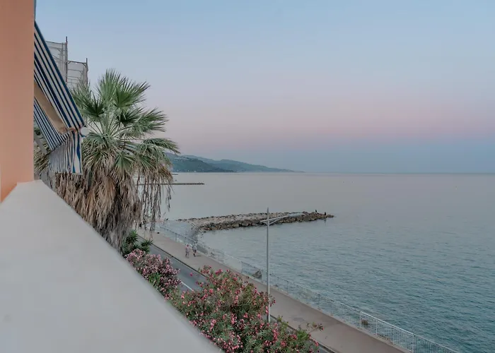 Le Pamela Menton Front De Mer